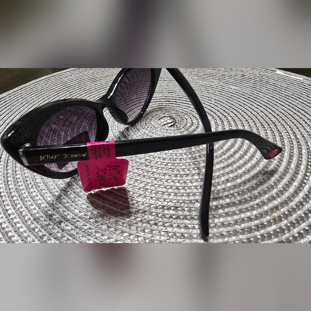 NWT BETSEY JOHNSON SUNGLASSES EYEWEAR ACCESSORY - Picture 5 of 5